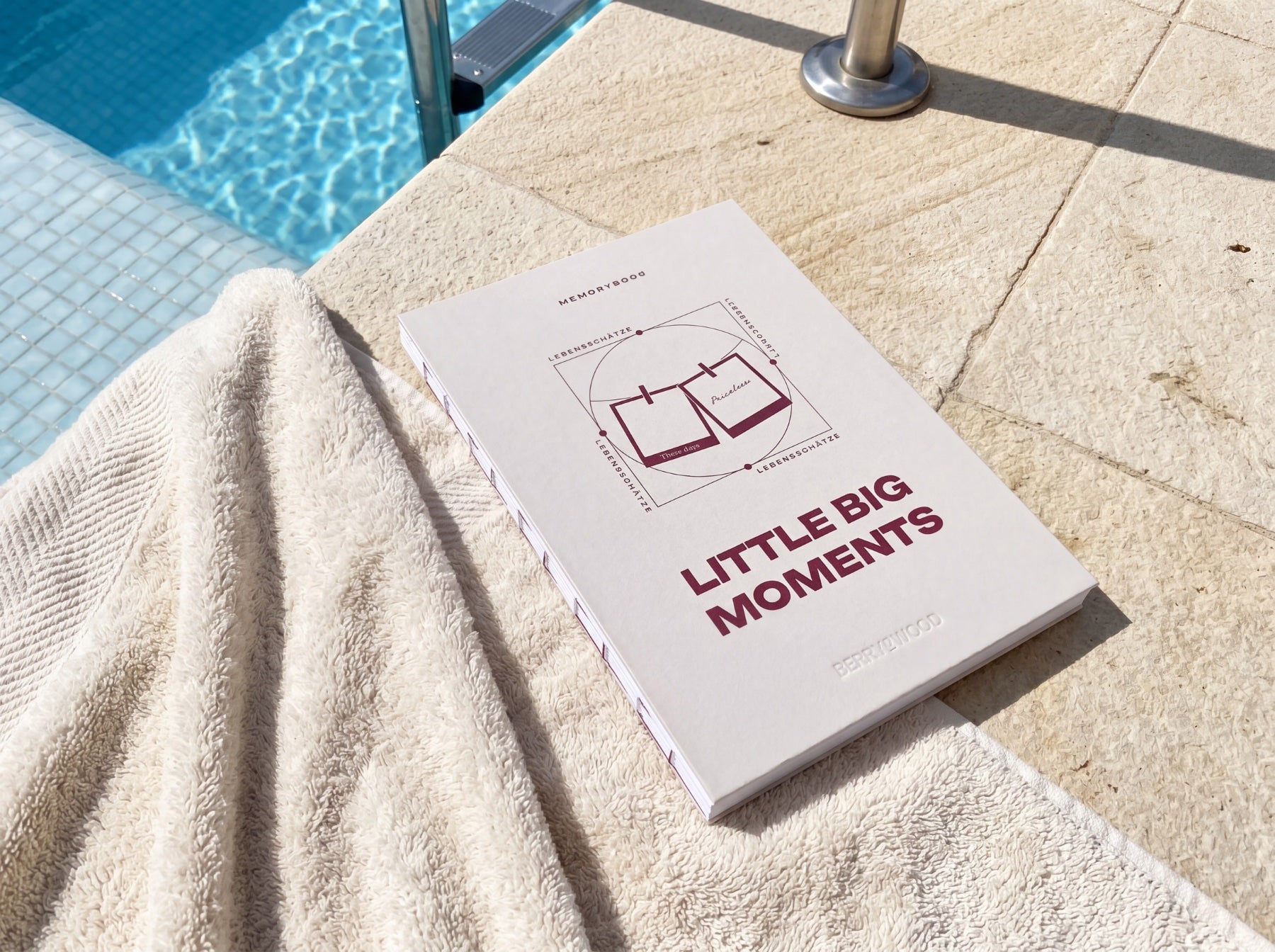 Little Big Moments Journal am Pool, auf einem Handtuch liegend