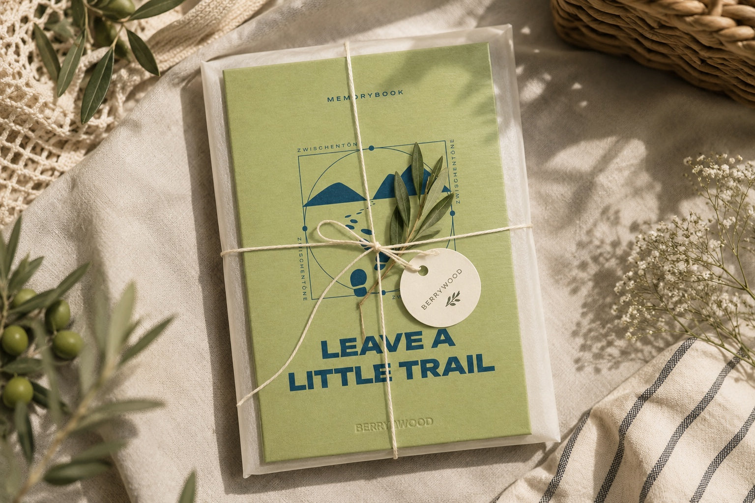 Leave a Little Trail Memorybook von Berrywood – als Geschenk verpackt mit Olivenzweig, Berrywood-Anhänger und Kordel