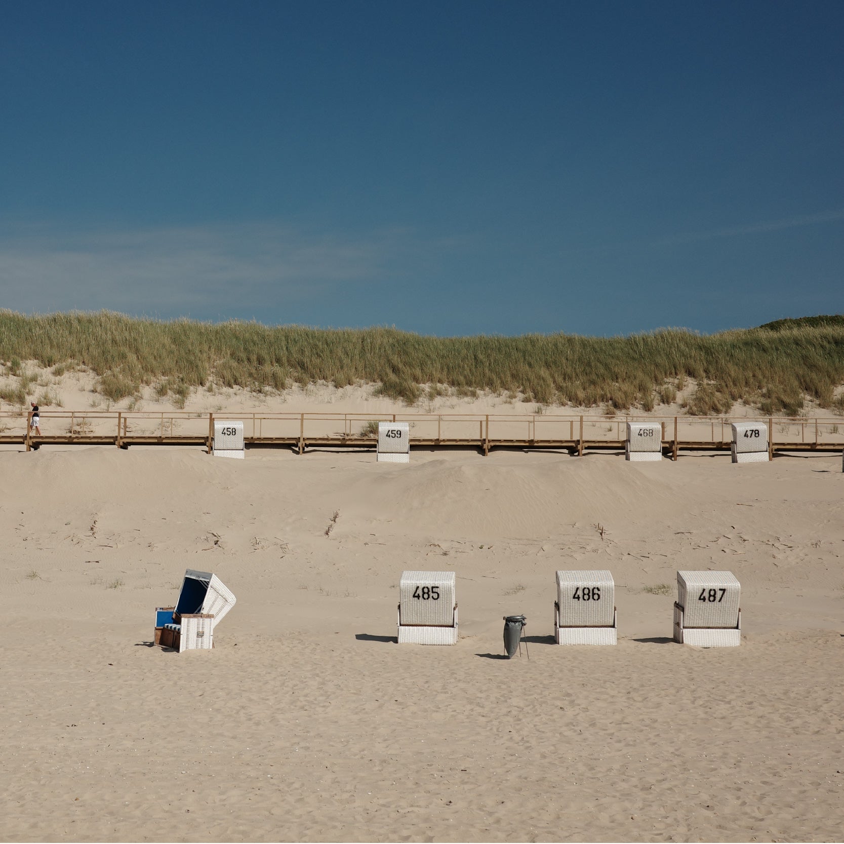 Little Big Moments Memorybook als Reisetagebuch – weiße Strandkörbe vor Dünen an der Nordsee