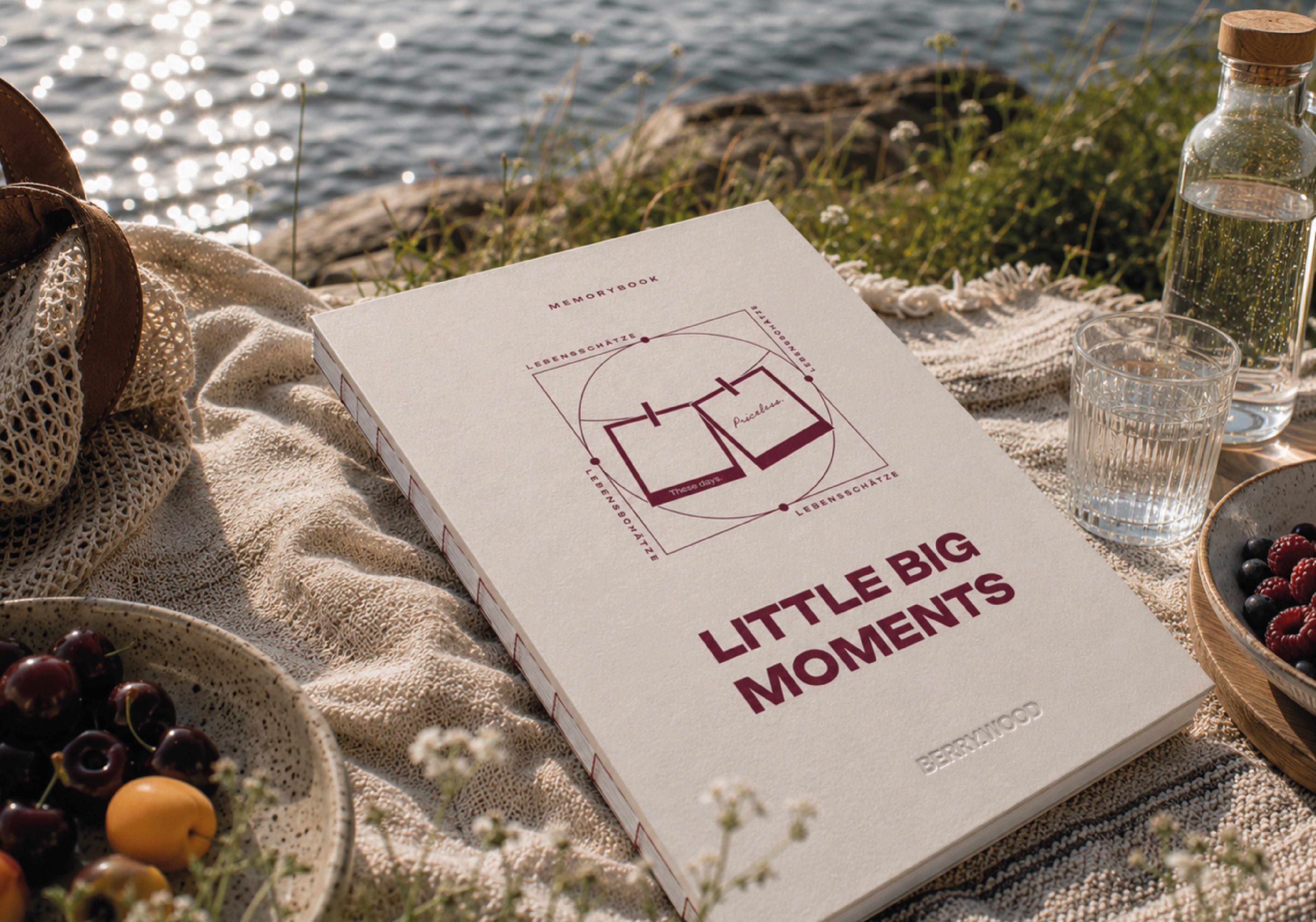 Little Big Moments Bullet Journal A5 in Creme/Burgundy – Memorybook von Berrywood beim Picknick am See