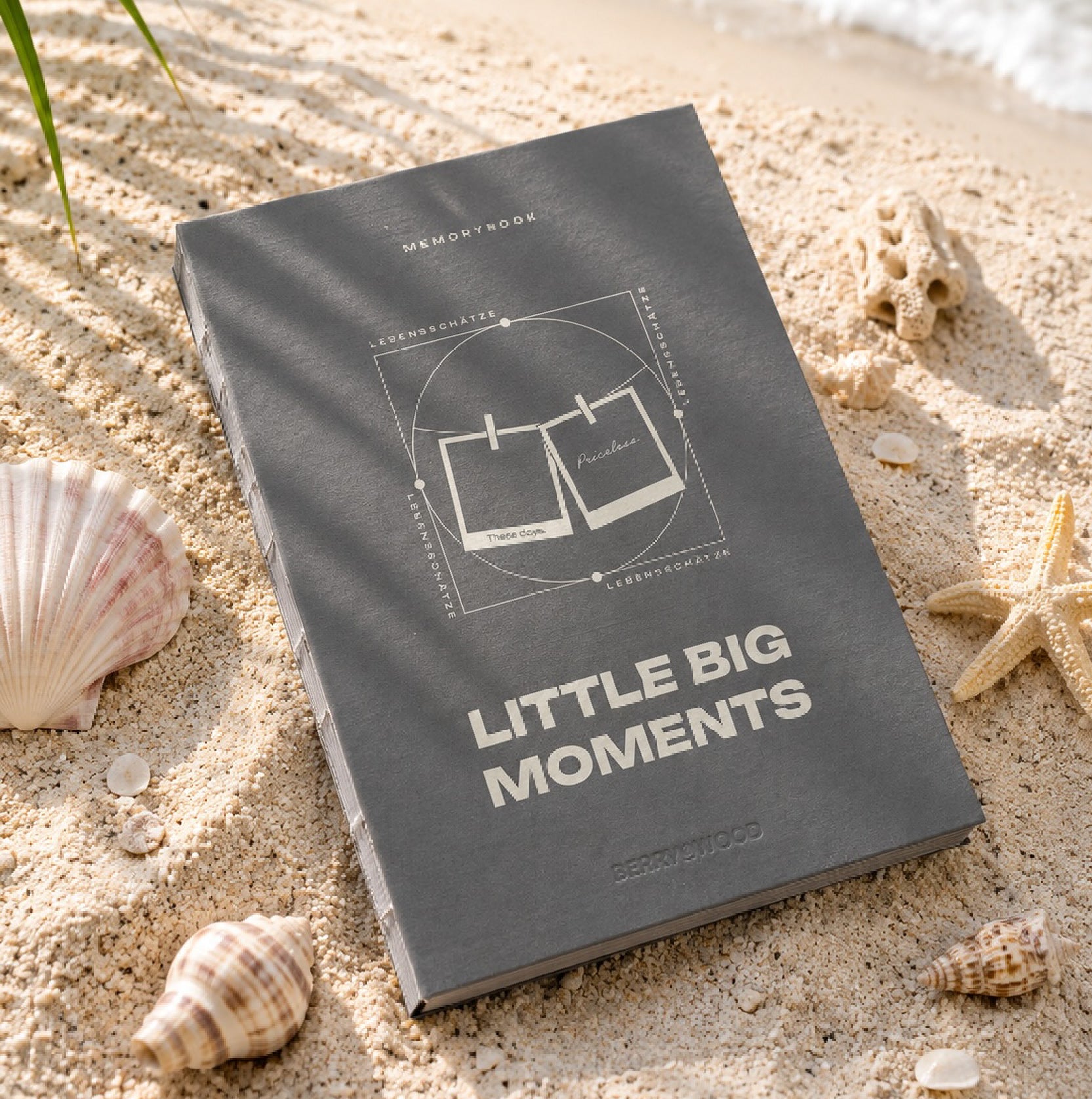 Little Big Moments Bullet Journal A5 in Olivine/Creme – Memorybook von Berrywood am Strand mit Muscheln und Seestern