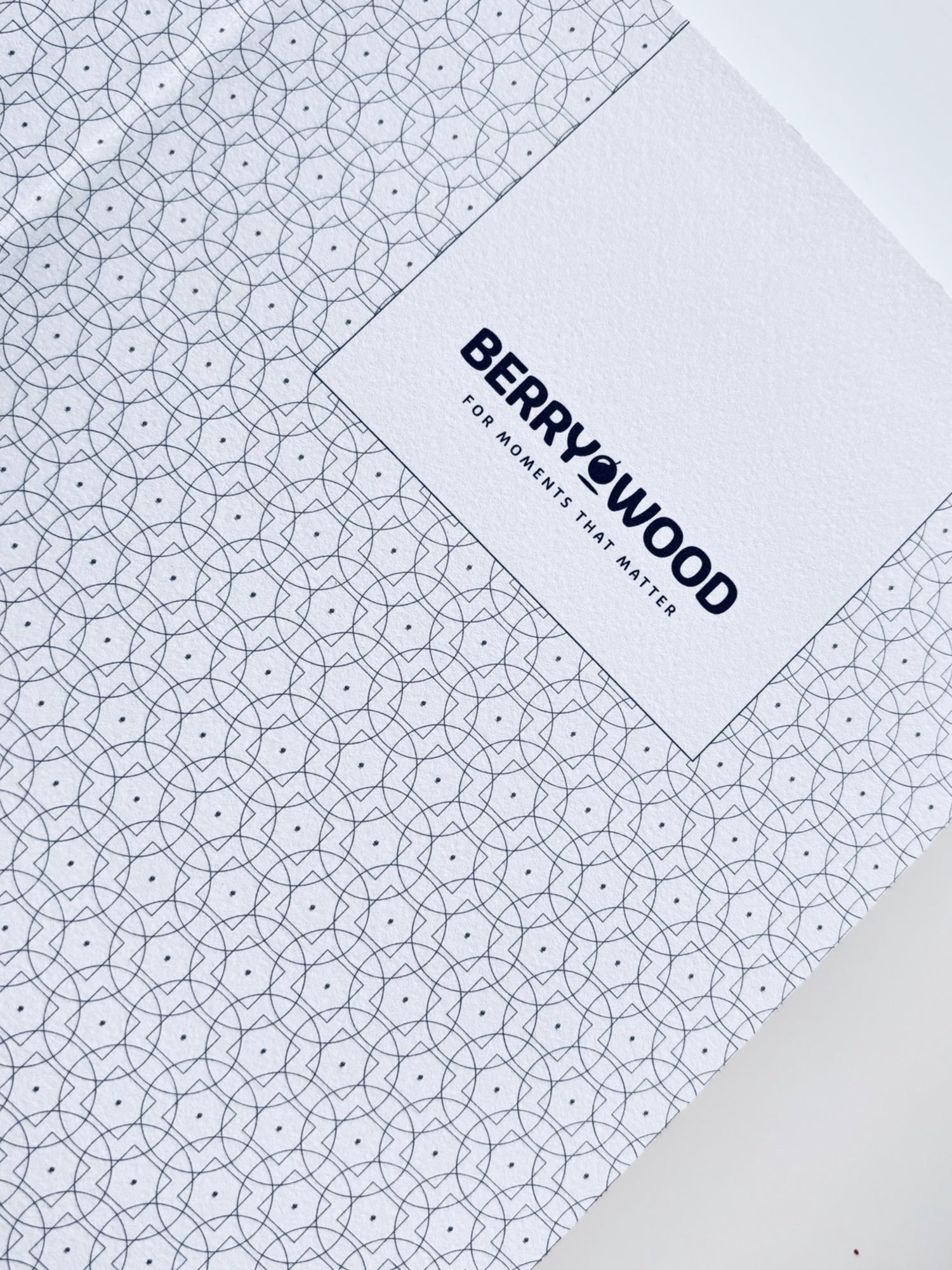 Vorsatzpapier mit Berrywood-Muster und Logo, Nahaufnahme