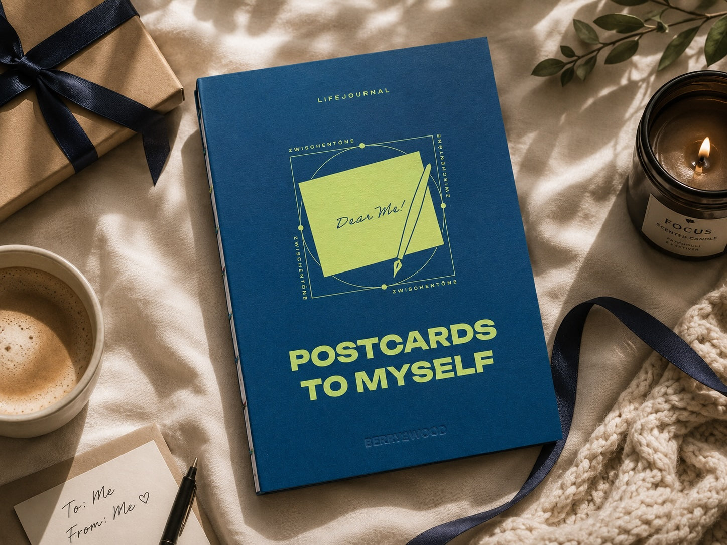 Postcards to Myself Bullet Journal in Blau als Geschenk an dich selbst – auf einer Decke mit Kaffee, Kerze und Karte To Me From Me