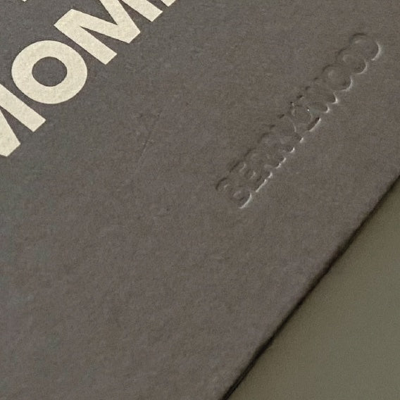 Berrywood Prägung auf dem Little Big Moments Cover – Detail der Blindprägung