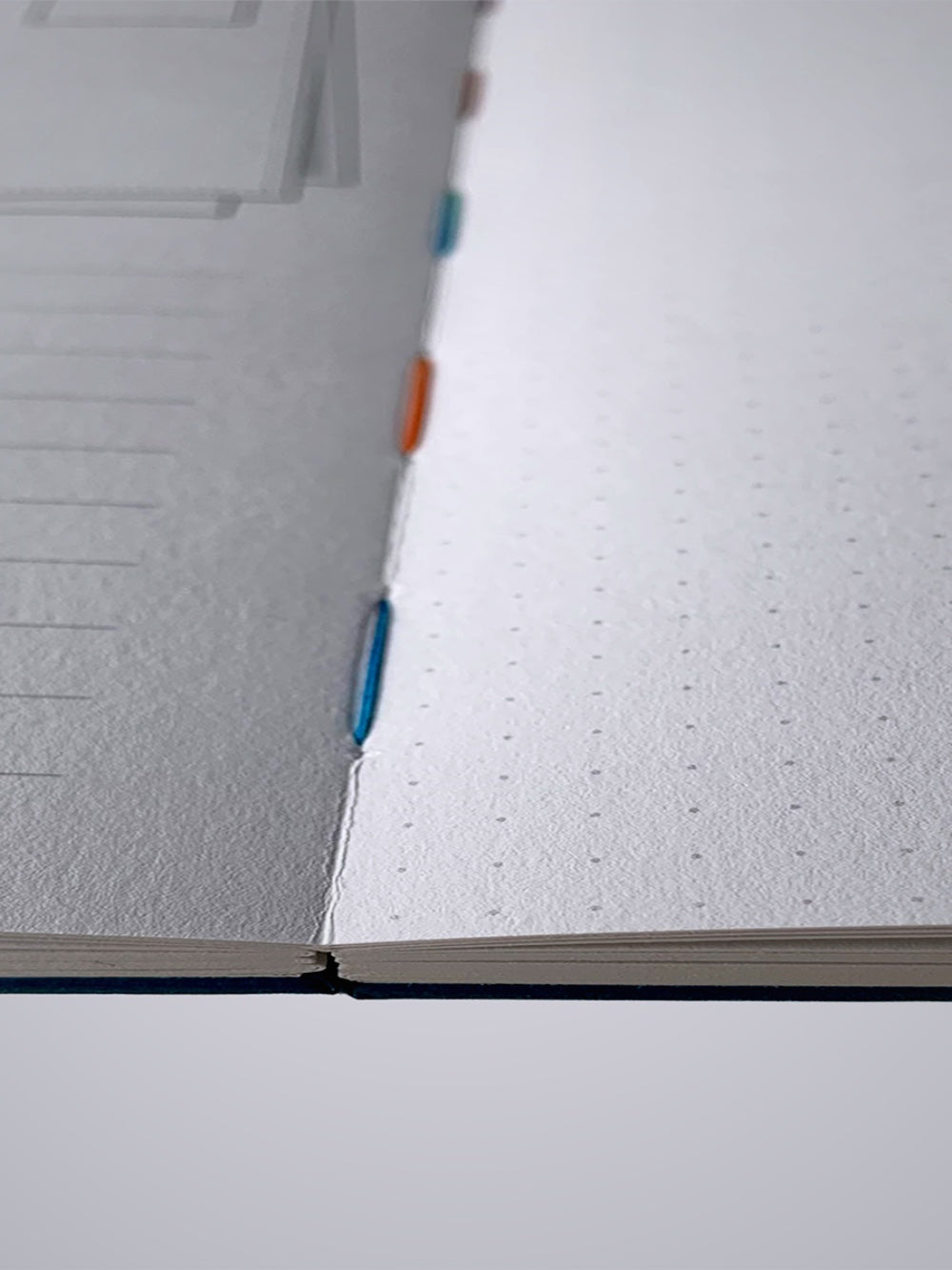 Offener Buchrücken eines Berrywood Journals – warum unsere Bücher flach aufliegen