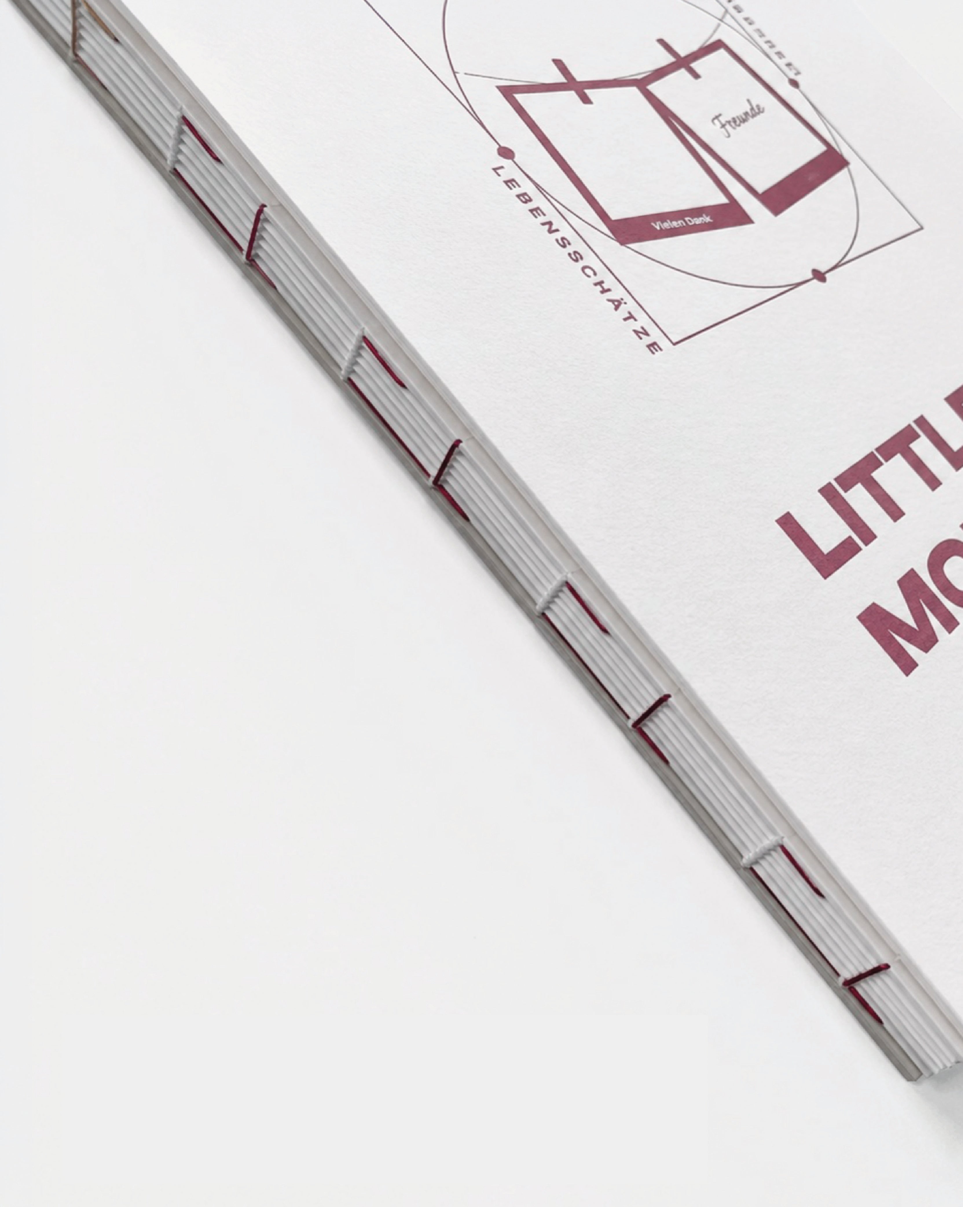 Rote Fadenheftung am offenen Buchrücken – handgefertigtes Berrywood Corporate Journal als Weihnachtsgeschenk für Mitarbeiter und Kunden, Made in Germany