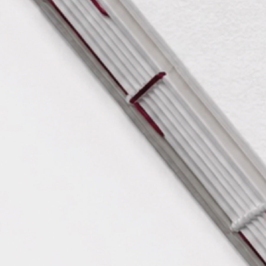 Detail der roten Fadenheftung am offenen Buchrücken – Berrywood Corporate Journal, Made in Germany