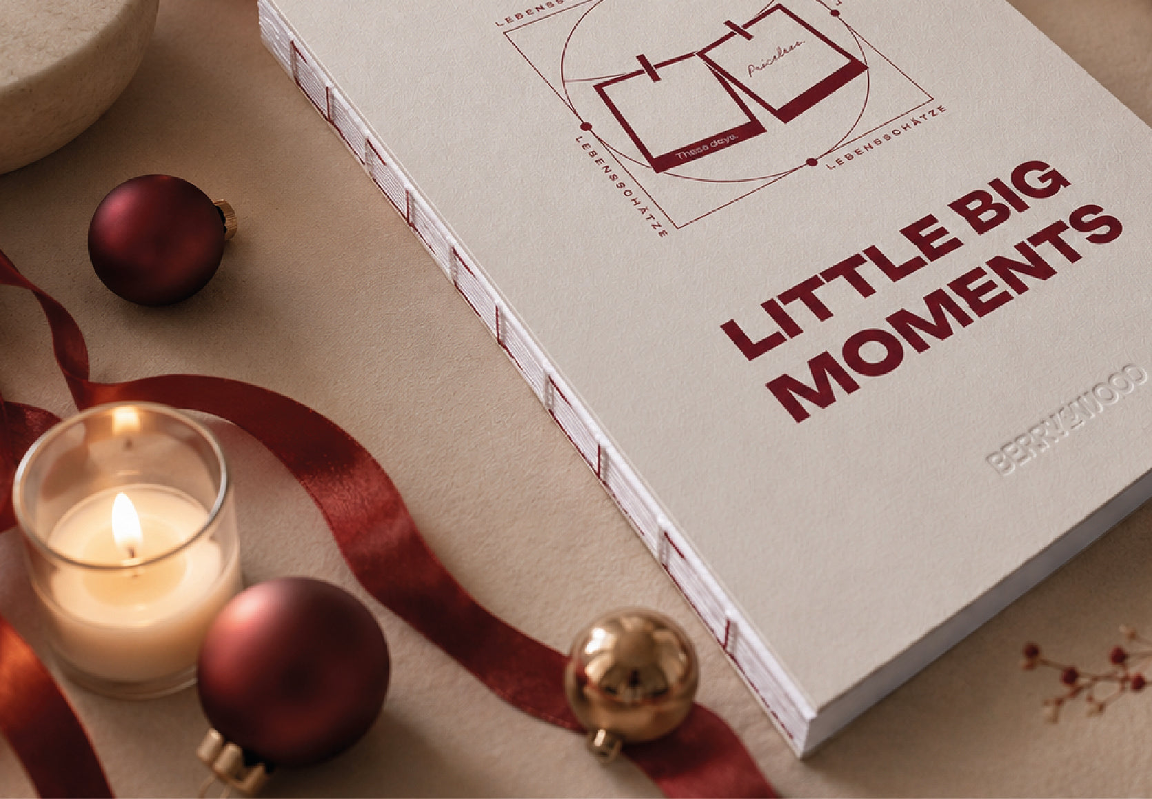 Weihnachtsgeschenke für Mitarbeiter und Kunden: Berrywood Little Big Moments Journal in weihnachtlicher Szene mit Kerze und Christbaumkugeln