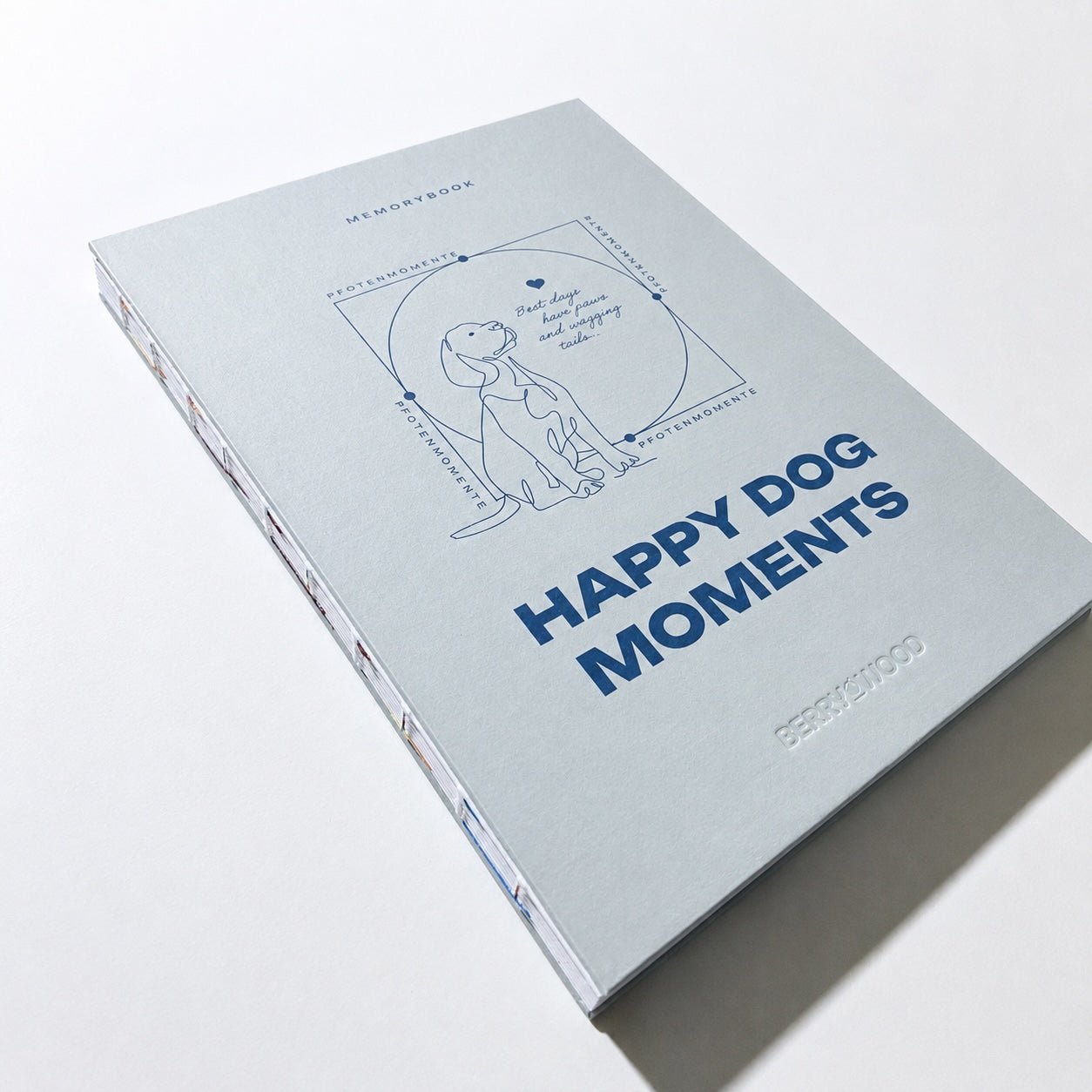 Happy Dog Moments Hundetagebuch A5 – geprägtes Cover in Hellblau mit sichtbarer Fadenheftung am offenen Buchrücken