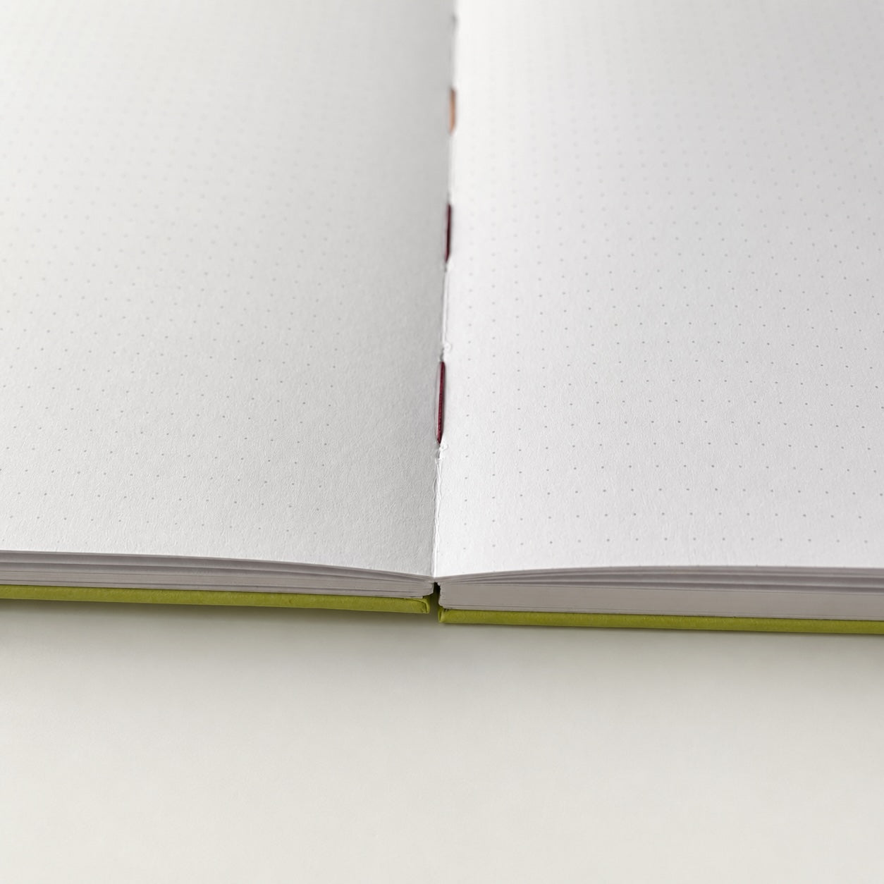 Leave a Little Trail Bullet Journal A5 aufgeschlagen – liegt dank offener Fadenheftung 180 Grad flach auf