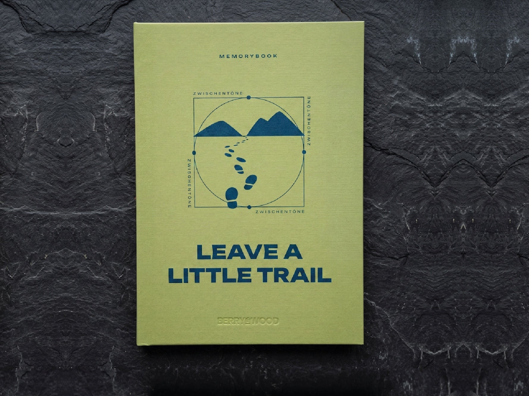 Leave a Little Trail Memorybook von Berrywood – Cover in Limette/Blau mit Bergen und Fußspuren auf dunklem Schiefer