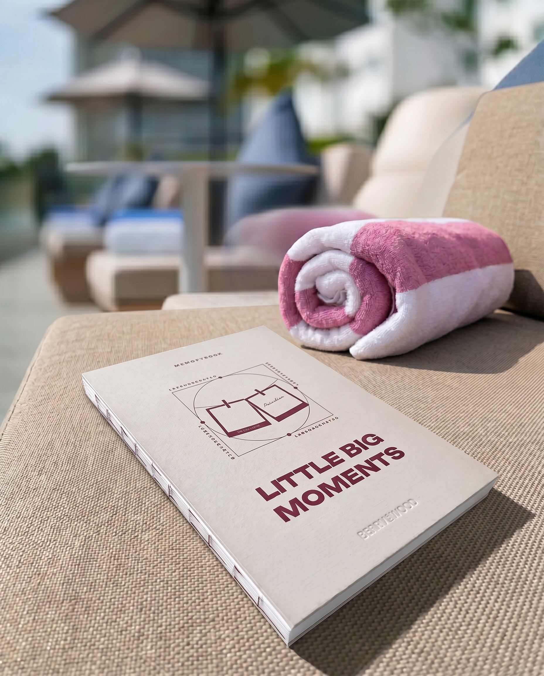 Little Big Moments Erinnerungsbuch als Begleiter im Alltag, auf einer Sonnenliege
