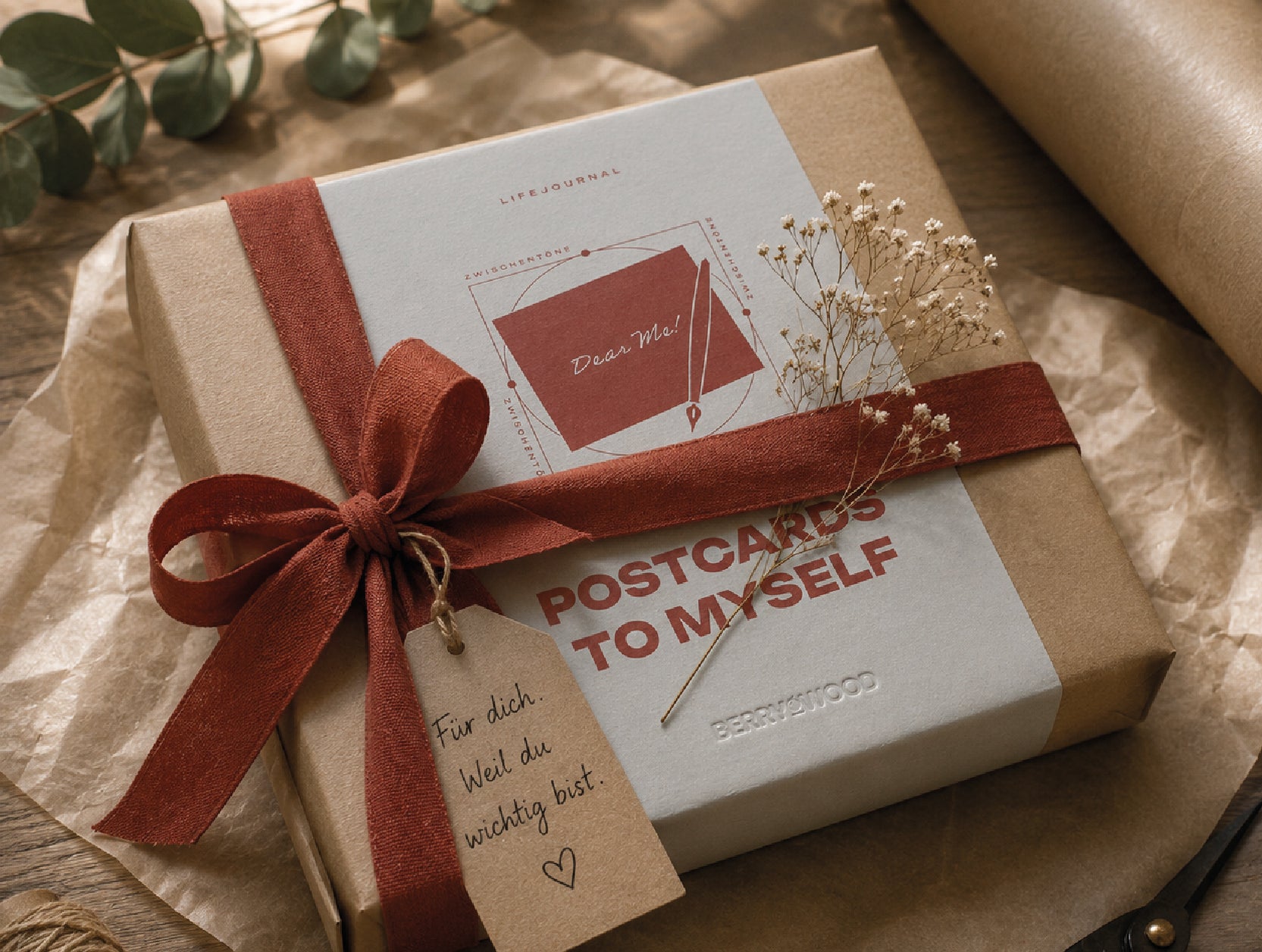Postcards to Myself Lifejournal als persönliches Geschenk für Freunde – verpacktes Journal mit rotem Band und Anhänger Für dich, weil du wichtig bist