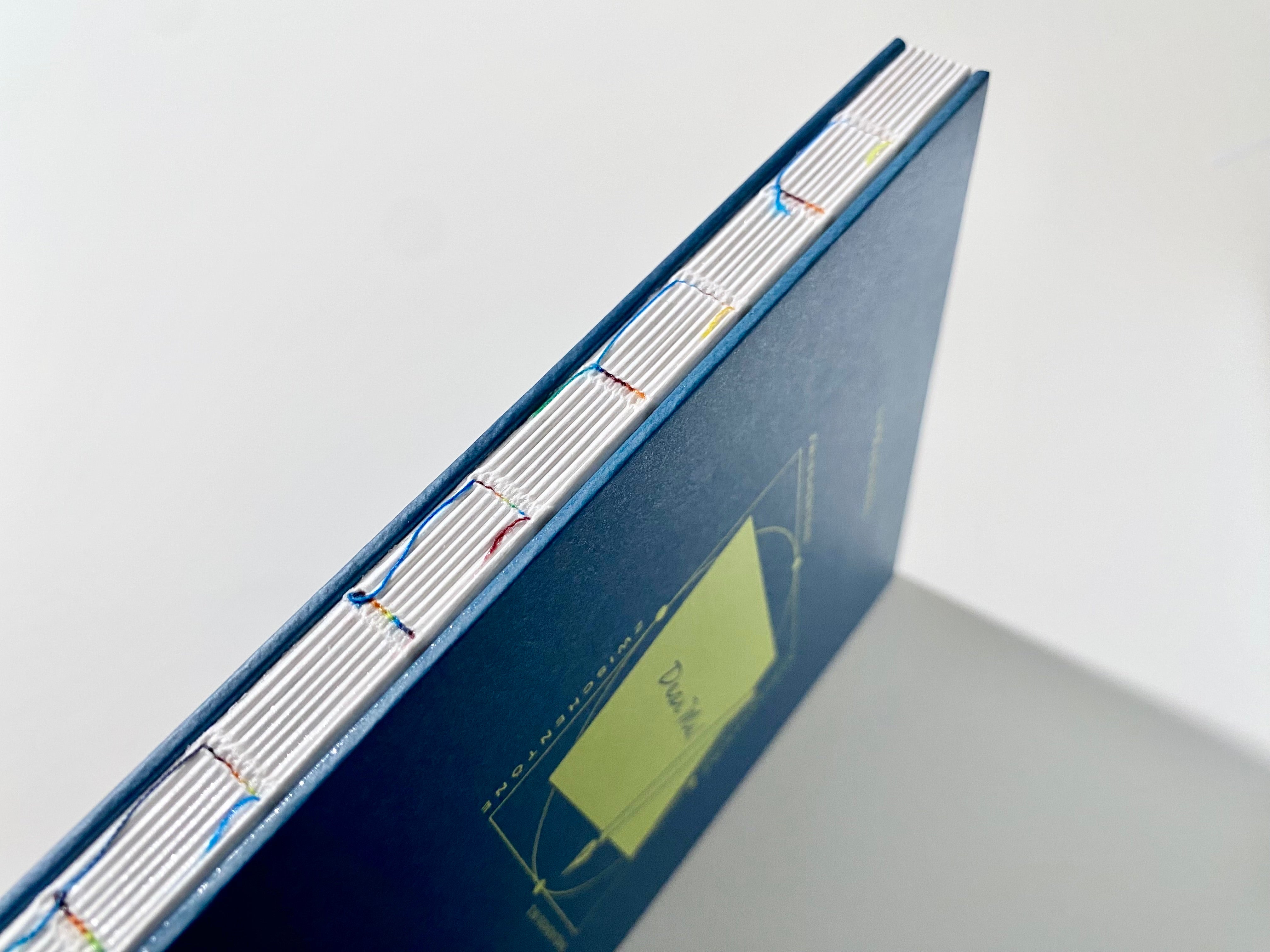 Postcards to Myself Bullet Journal A5 in Blau – stehend mit offenem Buchrücken und Fadenheftung multicolor