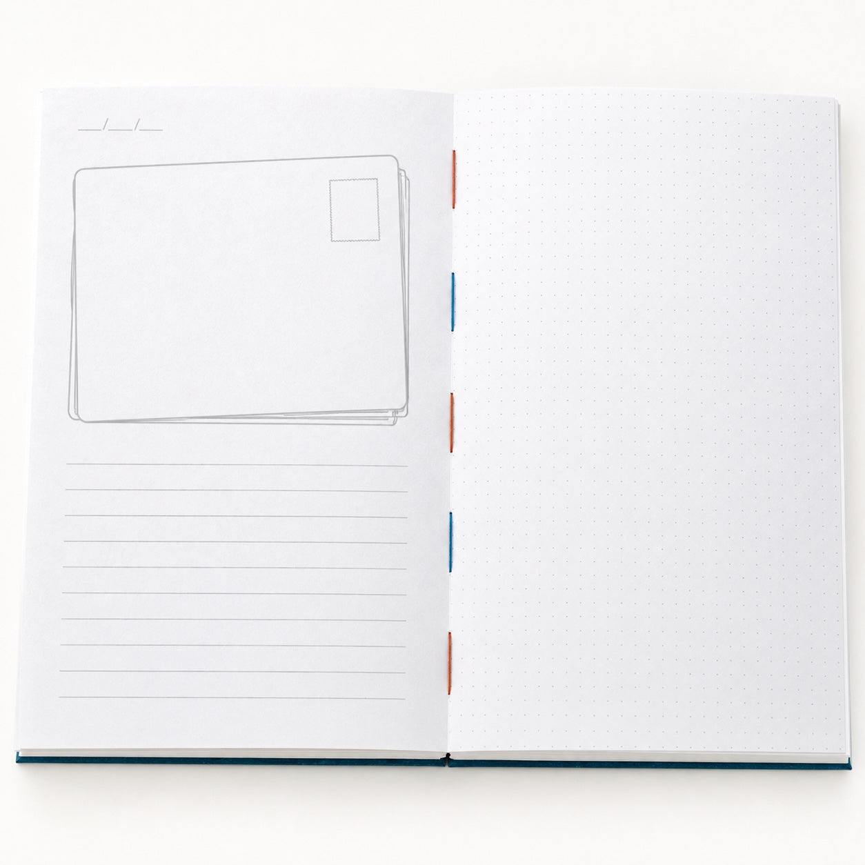Postcards to Myself Bullet Journal A5 aufgeschlagen – linke Postkarten-Seite zum Gestalten, rechte Seite fein gepunktet, sichtbare Fadenheftung