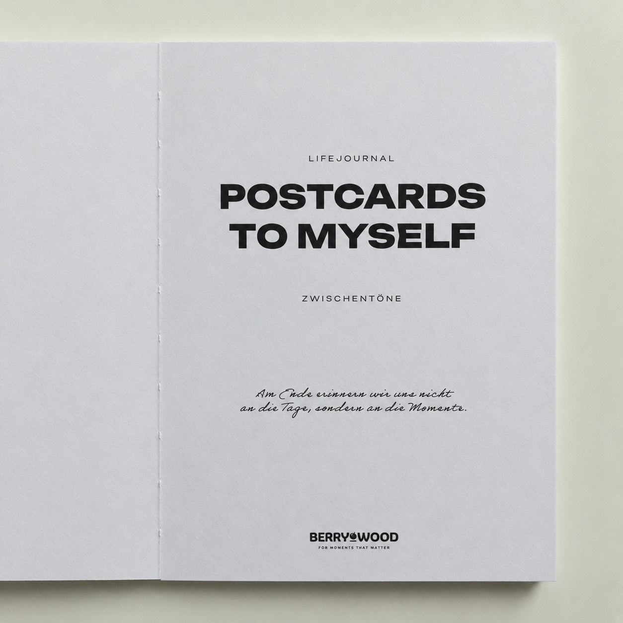 Postcards to Myself Lifejournal A5 – Titelseite mit Schriftzug Zwischentöne und dem Zitat Am Ende erinnern wir uns nicht an die Tage, sondern an die Momente
